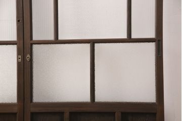 ガラス戸2枚にリペア&カスタム!指定の箇所にクリアガラス・花菱模様・モールガラス・ダイヤガラスに交換。引手を葵戸引手に統一。濃い茶色に着色し仕上げ。(引き戸、建具)