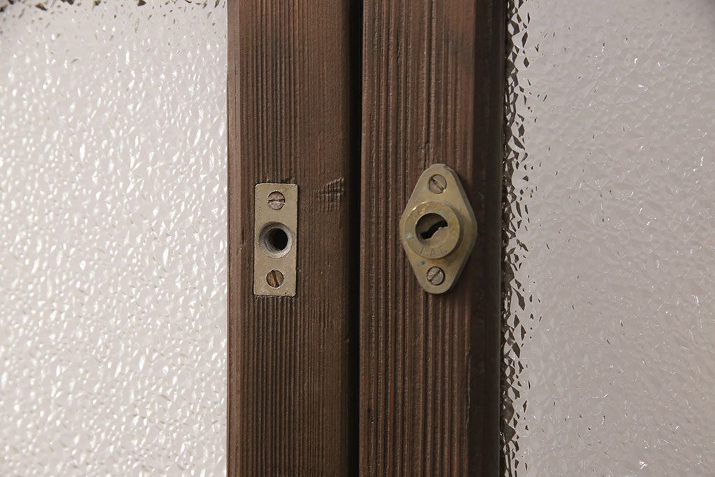 ガラス戸2枚にリペア&カスタム!指定の箇所にクリアガラス・花菱模様・モールガラス・ダイヤガラスに交換。引手を葵戸引手に統一。濃い茶色に着色し仕上げ。(引き戸、建具)