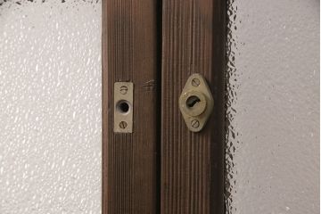 ガラス戸2枚にリペア&カスタム!指定の箇所にクリアガラス・花菱模様・モールガラス・ダイヤガラスに交換。引手を葵戸引手に統一。濃い茶色に着色し仕上げ。(引き戸、建具)