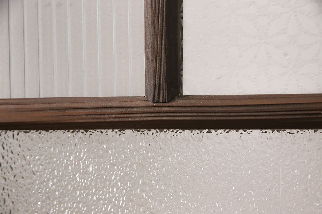 ガラス戸2枚にリペア&カスタム!指定の箇所にクリアガラス・花菱模様・モールガラス・ダイヤガラスに交換。引手を葵戸引手に統一。濃い茶色に着色し仕上げ。(引き戸、建具)