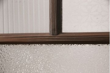 ガラス戸2枚にリペア&カスタム!指定の箇所にクリアガラス・花菱模様・モールガラス・ダイヤガラスに交換。引手を葵戸引手に統一。濃い茶色に着色し仕上げ。(引き戸、建具)