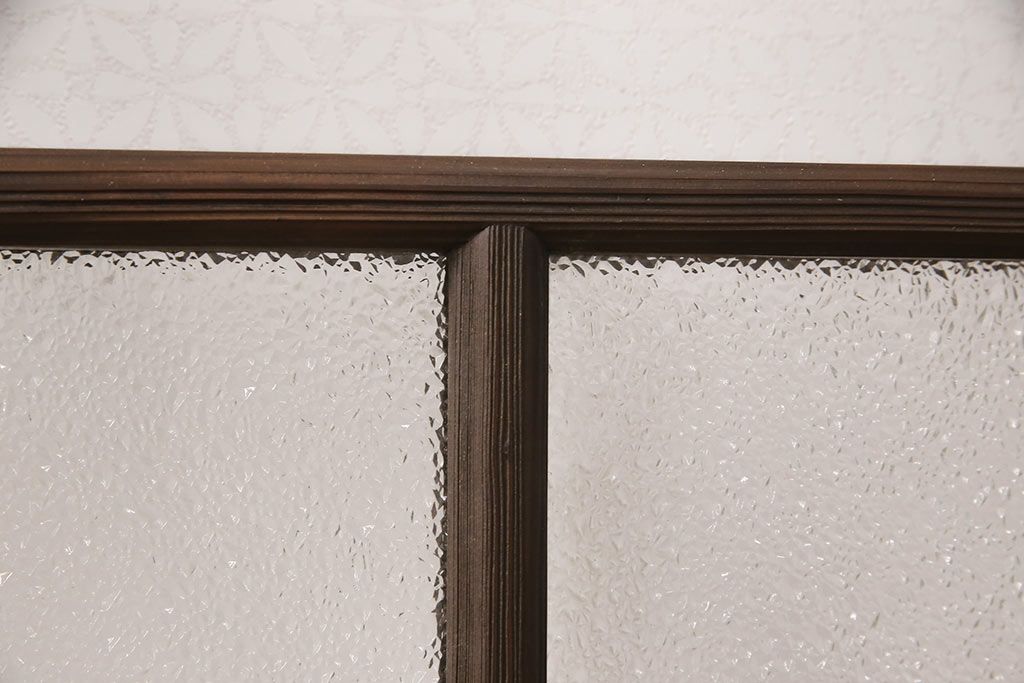 ガラス戸2枚にリペア&カスタム!指定の箇所にクリアガラス・花菱模様・モールガラス・ダイヤガラスに交換。引手を葵戸引手に統一。濃い茶色に着色し仕上げ。(引き戸、建具)