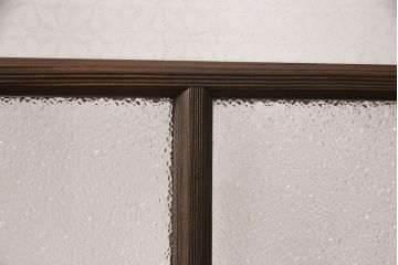 ガラス戸2枚にリペア&カスタム!指定の箇所にクリアガラス・花菱模様・モールガラス・ダイヤガラスに交換。引手を葵戸引手に統一。濃い茶色に着色し仕上げ。(引き戸、建具)