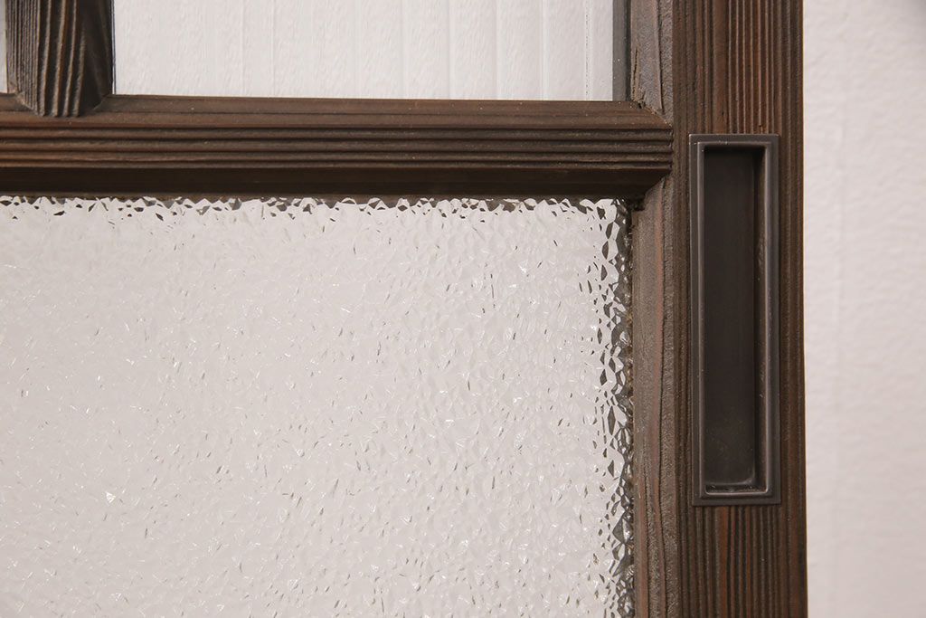 ガラス戸2枚にリペア&カスタム!指定の箇所にクリアガラス・花菱模様・モールガラス・ダイヤガラスに交換。引手を葵戸引手に統一。濃い茶色に着色し仕上げ。(引き戸、建具)