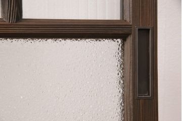 ガラス戸2枚にリペア&カスタム!指定の箇所にクリアガラス・花菱模様・モールガラス・ダイヤガラスに交換。引手を葵戸引手に統一。濃い茶色に着色し仕上げ。(引き戸、建具)