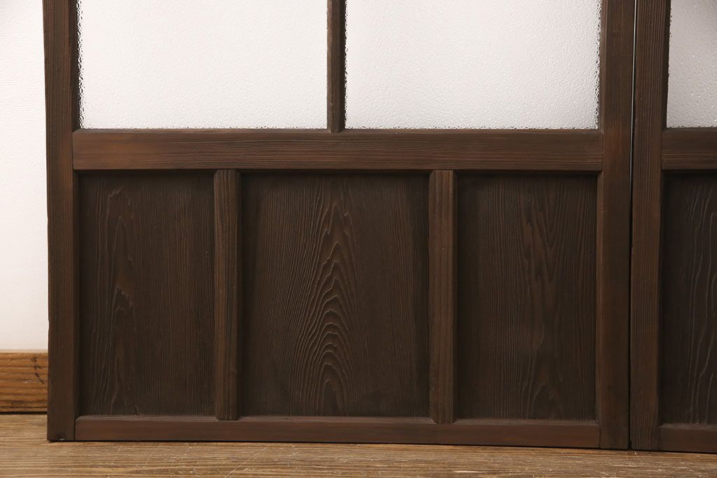 ガラス戸2枚にリペア&カスタム!指定の箇所にクリアガラス・花菱模様・モールガラス・ダイヤガラスに交換。引手を葵戸引手に統一。濃い茶色に着色し仕上げ。(引き戸、建具)