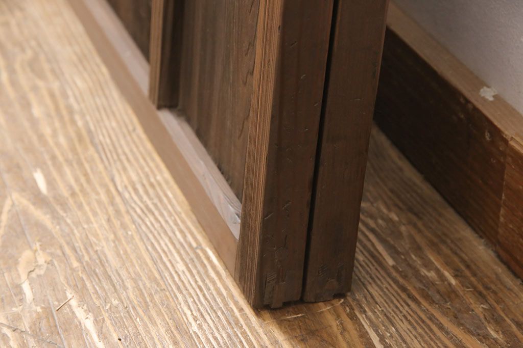 ガラス戸2枚にリペア&カスタム!指定の箇所にクリアガラス・花菱模様・モールガラス・ダイヤガラスに交換。引手を葵戸引手に統一。濃い茶色に着色し仕上げ。(引き戸、建具)