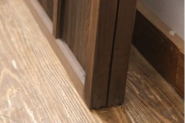 ガラス戸2枚にリペア&カスタム!指定の箇所にクリアガラス・花菱模様・モールガラス・ダイヤガラスに交換。引手を葵戸引手に統一。濃い茶色に着色し仕上げ。(引き戸、建具)