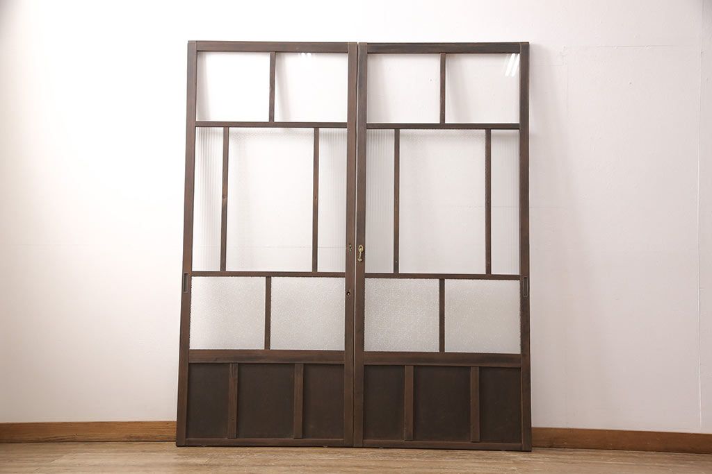 ガラス戸2枚にリペア&カスタム!指定の箇所にクリアガラス・花菱模様・モールガラス・ダイヤガラスに交換。引手を葵戸引手に統一。濃い茶色に着色し仕上げ。(引き戸、建具)