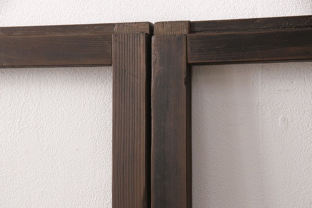 ガラス戸2枚にリペア&カスタム!指定の箇所にクリアガラス・花菱模様・モールガラス・ダイヤガラスに交換。引手を葵戸引手に統一。濃い茶色に着色し仕上げ。(引き戸、建具)