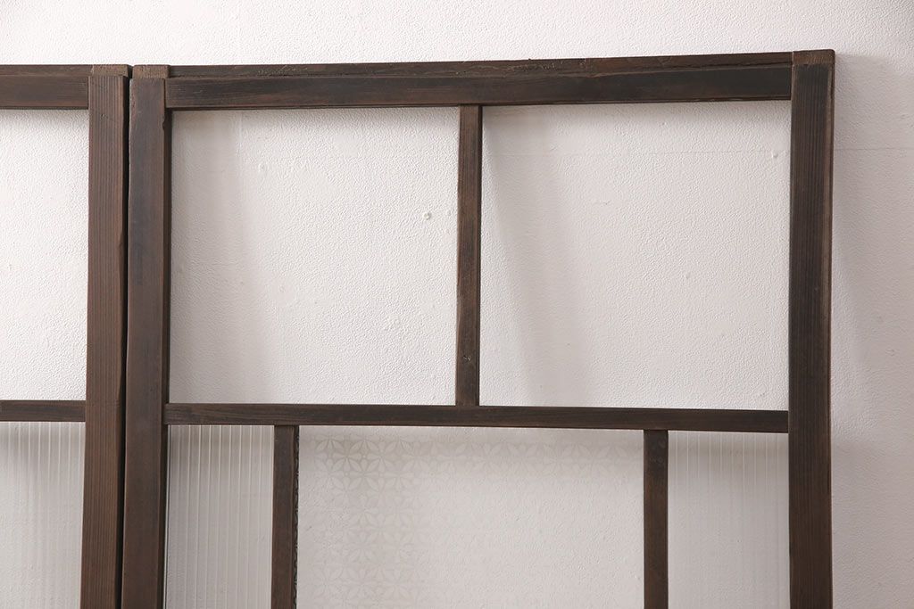 ガラス戸2枚にリペア&カスタム!指定の箇所にクリアガラス・花菱模様・モールガラス・ダイヤガラスに交換。引手を葵戸引手に統一。濃い茶色に着色し仕上げ。(引き戸、建具)