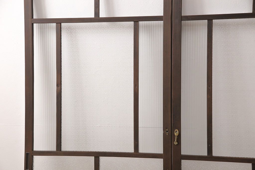ガラス戸2枚にリペア&カスタム!指定の箇所にクリアガラス・花菱模様・モールガラス・ダイヤガラスに交換。引手を葵戸引手に統一。濃い茶色に着色し仕上げ。(引き戸、建具)