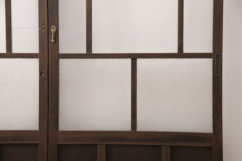 ガラス戸2枚にリペア&カスタム!指定の箇所にクリアガラス・花菱模様・モールガラス・ダイヤガラスに交換。引手を葵戸引手に統一。濃い茶色に着色し仕上げ。(引き戸、建具)