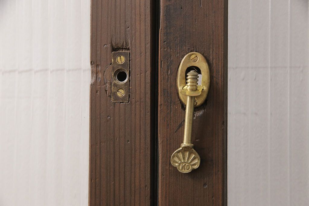 ガラス戸2枚にリペア&カスタム!指定の箇所にクリアガラス・花菱模様・モールガラス・ダイヤガラスに交換。引手を葵戸引手に統一。濃い茶色に着色し仕上げ。(引き戸、建具)