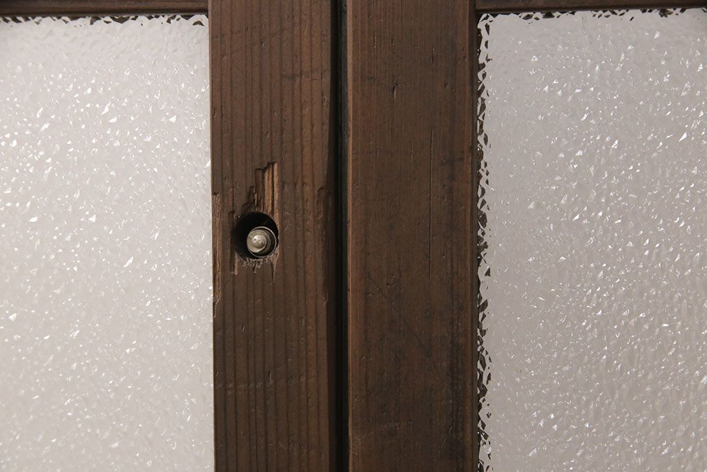 ガラス戸2枚にリペア&カスタム!指定の箇所にクリアガラス・花菱模様・モールガラス・ダイヤガラスに交換。引手を葵戸引手に統一。濃い茶色に着色し仕上げ。(引き戸、建具)