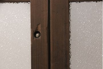 ガラス戸2枚にリペア&カスタム!指定の箇所にクリアガラス・花菱模様・モールガラス・ダイヤガラスに交換。引手を葵戸引手に統一。濃い茶色に着色し仕上げ。(引き戸、建具)