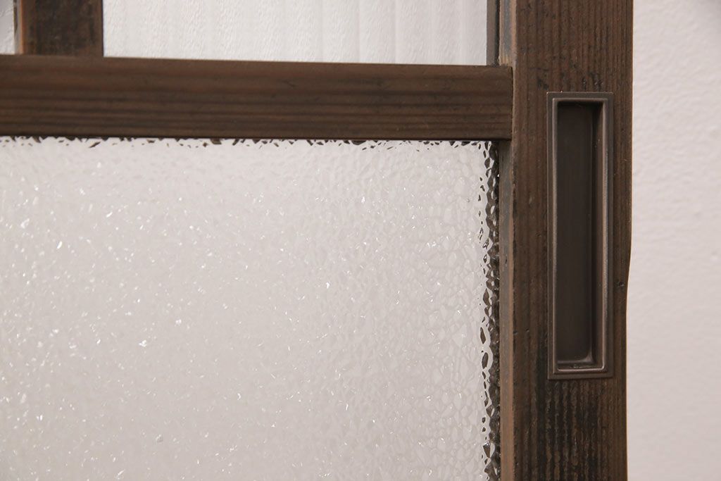 ガラス戸2枚にリペア&カスタム!指定の箇所にクリアガラス・花菱模様・モールガラス・ダイヤガラスに交換。引手を葵戸引手に統一。濃い茶色に着色し仕上げ。(引き戸、建具)