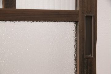 ガラス戸2枚にリペア&カスタム!指定の箇所にクリアガラス・花菱模様・モールガラス・ダイヤガラスに交換。引手を葵戸引手に統一。濃い茶色に着色し仕上げ。(引き戸、建具)