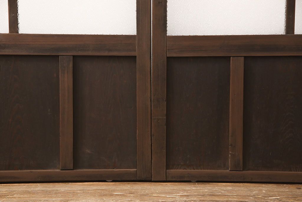 ガラス戸2枚にリペア&カスタム!指定の箇所にクリアガラス・花菱模様・モールガラス・ダイヤガラスに交換。引手を葵戸引手に統一。濃い茶色に着色し仕上げ。(引き戸、建具)