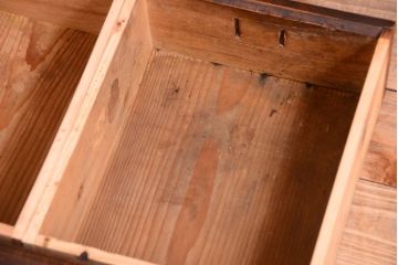 明治大正期の水屋箪笥をリペア&カスタム!背面を新材に張り替え、天板を取り付けローボードにリメイク。引き出しは現状の色味を活かし、本体は赤みがかった濃い茶色に着色しツートンカラーに仕上げ。(テレビ台、テレビボード)