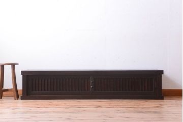 明治期の水屋箪笥をリペア&カスタム!背面を新材に張り替え、天板を取り付けローボードにリメイク。6杯の引き出しと引き戸内に取り外し可能な棚板を設置。赤みがかった濃い茶色に着色し仕上げ。(テレビ台、テレビボード、収納棚、戸棚、キャビネット)