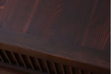 明治期の水屋箪笥をリペア&カスタム!背面を新材に張り替え、天板を取り付けローボードにリメイク。6杯の引き出しと引き戸内に取り外し可能な棚板を設置。赤みがかった濃い茶色に着色し仕上げ。(テレビ台、テレビボード、収納棚、戸棚、キャビネット)