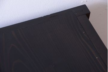 明治期の水屋箪笥をリペア&カスタム!背面を新材に張り替え、天板を取り付けローボードにリメイク。引き戸をメンテナンスし、内部に取り外し可能な棚板を設置。明るい茶色と濃い茶色のツートンカラーに着色し仕上げ。(テレビ台、テレビボード、収納棚、戸棚、キャビネット)