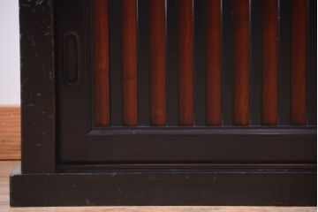 明治期の水屋箪笥をリペア&カスタム!背面を新材に張り替え、天板を取り付けローボードにリメイク。引き戸をメンテナンスし、内部に取り外し可能な棚板を設置。明るい茶色と濃い茶色のツートンカラーに着色し仕上げ。(テレビ台、テレビボード、収納棚、戸棚、キャビネット)