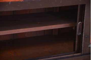 明治期の水屋箪笥をリペア&カスタム!背面を新材に張り替え、天板を取り付けローボードにリメイク。引き戸をメンテナンスし、内部に取り外し可能な棚板を設置。明るい茶色と濃い茶色のツートンカラーに着色し仕上げ。(テレビ台、テレビボード、収納棚、戸棚、キャビネット)