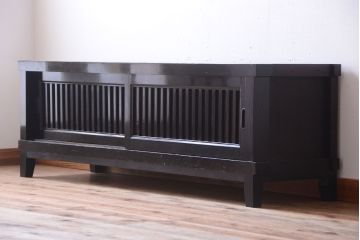 明治期の水屋箪笥をリペア&カスタム!天板と木製脚を取り付けてローボードにリメイク。引き戸内に取り外し可能な棚板を設置し、背面は新材に張り替え。全体を赤みがかった濃い茶色に着色し仕上げ。(テレビ台、テレビボード、収納棚、戸棚、キャビネット)