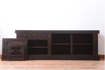 明治期の水屋箪笥をリペア&カスタム!背面を新材に張り替え、引き戸内に取り外し可能な棚板を設置。天板を取り付けローボードにカスタム。赤みがかった濃い茶色に着色し仕上げ。(テレビ台、テレビボード、収納棚、戸棚、キャビネット)