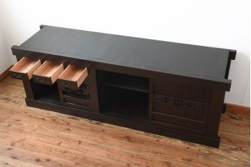 明治期の水屋箪笥をリペア&カスタム!天板を取り付け背面は新材に張り直し、ローボードにリメイク。内部に棚板を追加。赤みがかった濃い茶色に着色し仕上げ。(テレビ台、テレビボード、収納棚、キャビネット)