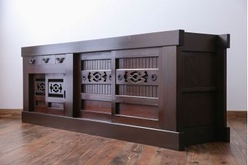 明治期の水屋箪笥をリペア&カスタム!新たに天板を取り付け、ローボードにリメイク。内部に棚板を設置。赤みがかった濃い茶色に着色し仕上げ。(テレビ台、テレビボード、収納棚、キャビネット)
