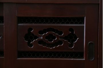 明治期の水屋箪笥をリペア&カスタム!新たに天板を取り付け、ローボードにリメイク。内部に棚板を設置。赤みがかった濃い茶色に着色し仕上げ。(テレビ台、テレビボード、収納棚、キャビネット)