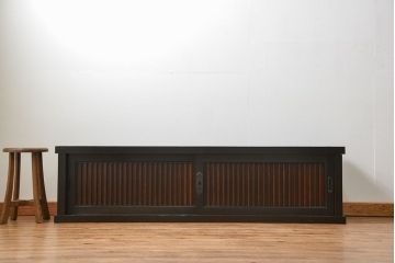 明治期の水屋箪笥をリペア&カスタム!天板を取り付け背板を張り直し、ローボードにリメイク。内部に棚板を追加。黒系の茶色と赤系の茶色のツートンカラーに着色し仕上げ。(テレビ台、テレビボード、収納棚、キャビネット)