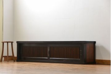 明治期の水屋箪笥をリペア&カスタム!天板を取り付け背板を張り直し、ローボードにリメイク。内部に棚板を追加。黒系の茶色と赤系の茶色のツートンカラーに着色し仕上げ。(テレビ台、テレビボード、収納棚、キャビネット)