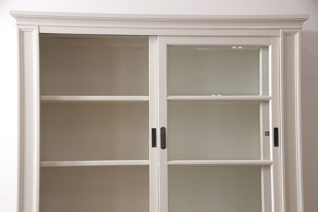 レトロな収納棚をリペア&カスタム!全体をアンティークホワイトにペイント仕上げ。(食器棚、本箱、ブックケース、店舗什器、陳列棚、戸棚)