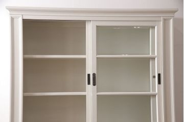 レトロな収納棚をリペア&カスタム!全体をアンティークホワイトにペイント仕上げ。(食器棚、本箱、ブックケース、店舗什器、陳列棚、戸棚)