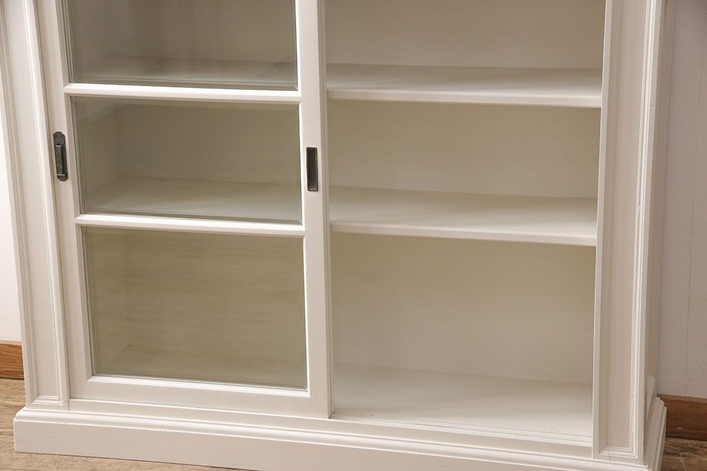 レトロな収納棚をリペア&カスタム!全体をアンティークホワイトにペイント仕上げ。(食器棚、本箱、ブックケース、店舗什器、陳列棚、戸棚)