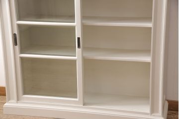 レトロな収納棚をリペア&カスタム!全体をアンティークホワイトにペイント仕上げ。(食器棚、本箱、ブックケース、店舗什器、陳列棚、戸棚)