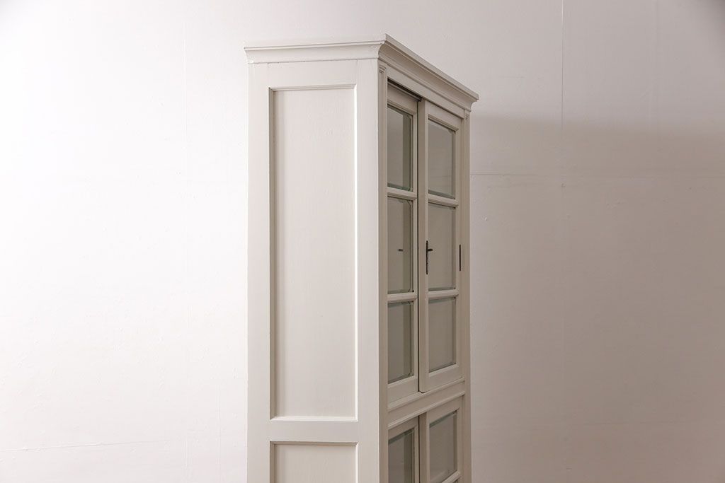 レトロな収納棚をリペア&カスタム!全体をアンティークホワイトにペイント仕上げ。(食器棚、本箱、ブックケース、店舗什器、陳列棚、戸棚)