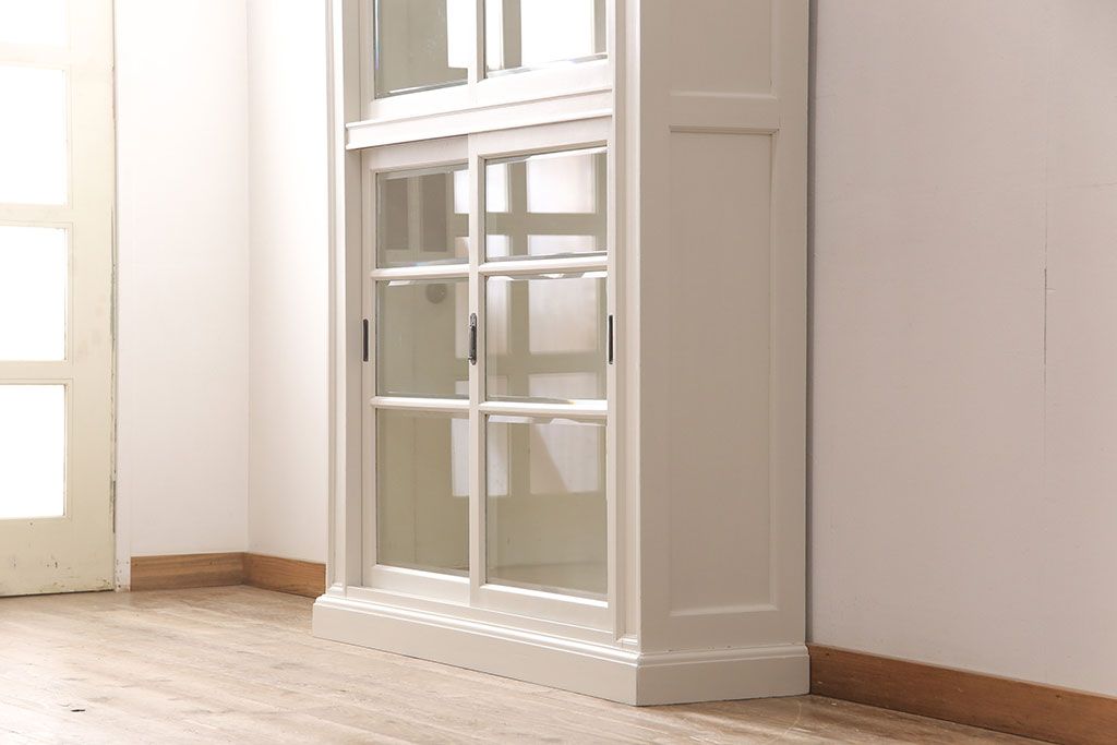 レトロな収納棚をリペア&カスタム!全体をアンティークホワイトにペイント仕上げ。(食器棚、本箱、ブックケース、店舗什器、陳列棚、戸棚)