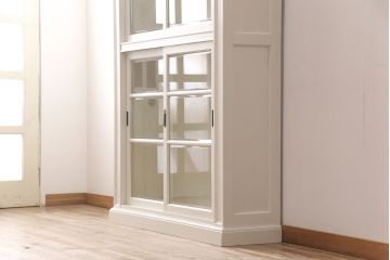 レトロな収納棚をリペア&カスタム!全体をアンティークホワイトにペイント仕上げ。(食器棚、本箱、ブックケース、店舗什器、陳列棚、戸棚)