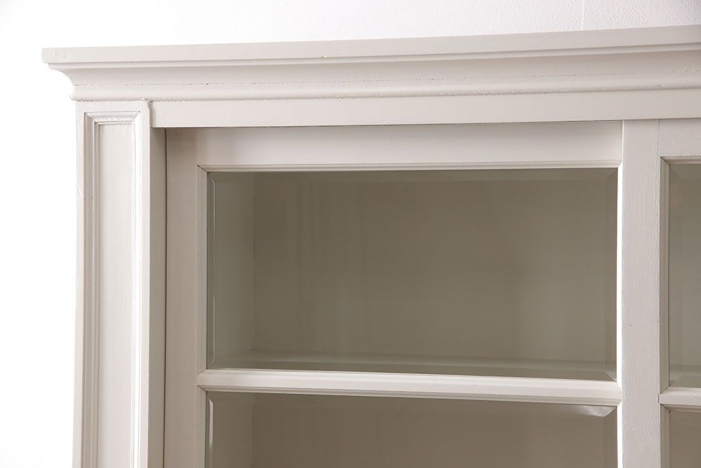 レトロな収納棚をリペア&カスタム!全体をアンティークホワイトにペイント仕上げ。(食器棚、本箱、ブックケース、店舗什器、陳列棚、戸棚)