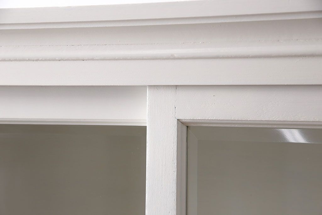 レトロな収納棚をリペア&カスタム!全体をアンティークホワイトにペイント仕上げ。(食器棚、本箱、ブックケース、店舗什器、陳列棚、戸棚)