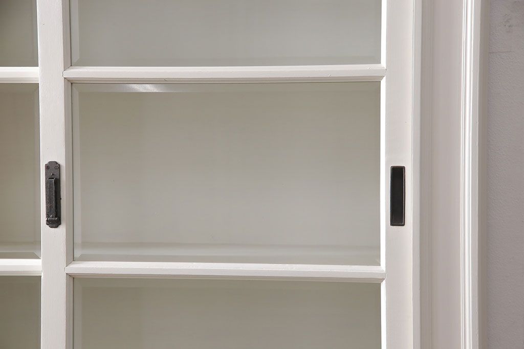 レトロな収納棚をリペア&カスタム!全体をアンティークホワイトにペイント仕上げ。(食器棚、本箱、ブックケース、店舗什器、陳列棚、戸棚)