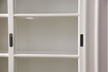 レトロな収納棚をリペア&カスタム!全体をアンティークホワイトにペイント仕上げ。(食器棚、本箱、ブックケース、店舗什器、陳列棚、戸棚)