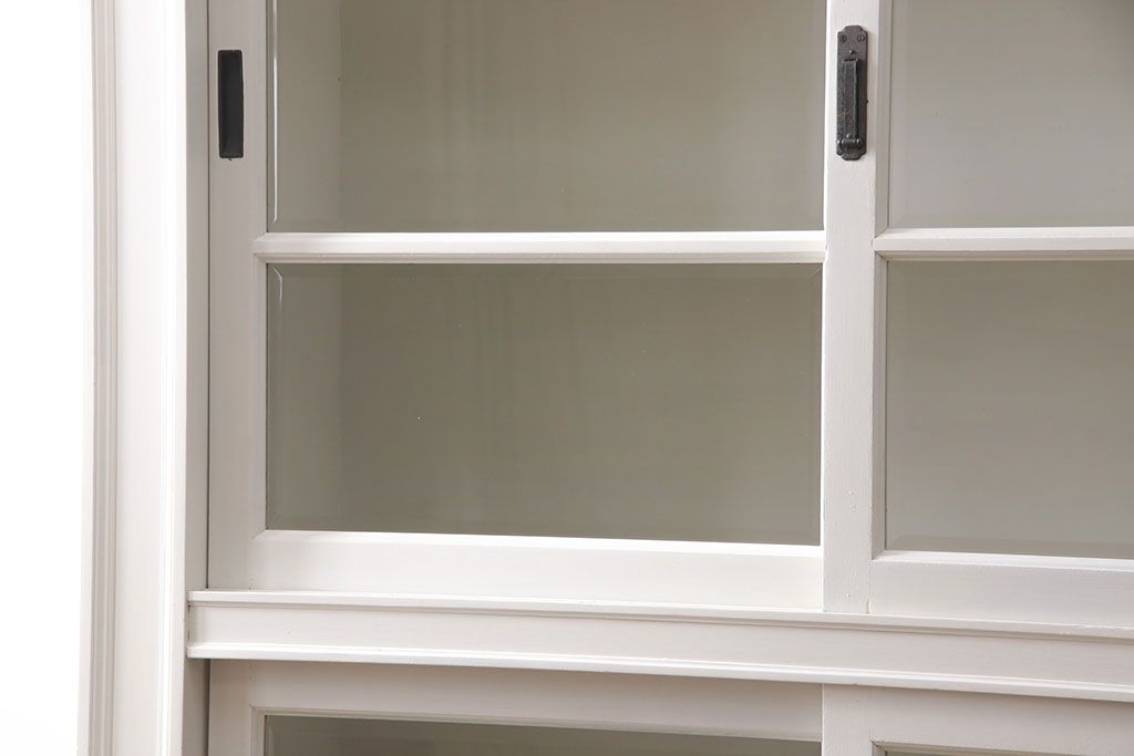 レトロな収納棚をリペア&カスタム!全体をアンティークホワイトにペイント仕上げ。(食器棚、本箱、ブックケース、店舗什器、陳列棚、戸棚)