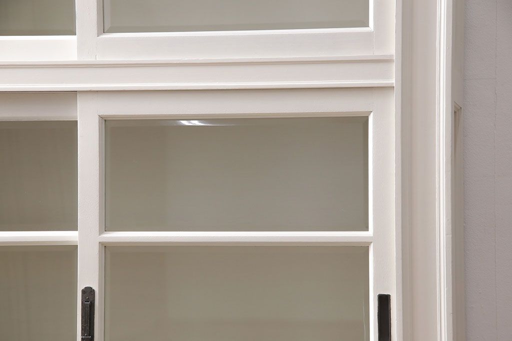 レトロな収納棚をリペア&カスタム!全体をアンティークホワイトにペイント仕上げ。(食器棚、本箱、ブックケース、店舗什器、陳列棚、戸棚)