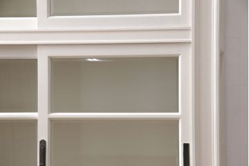 レトロな収納棚をリペア&カスタム!全体をアンティークホワイトにペイント仕上げ。(食器棚、本箱、ブックケース、店舗什器、陳列棚、戸棚)